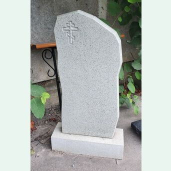 Памятник из мансура формой под колотый камень с крестом